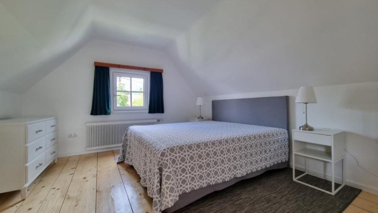 Apartment G6 im Gerhardthof Reichenau, © Gerhardthof Reichenau Schlafzimmer mit Doppelbett, Nachttischen und Kommode.
