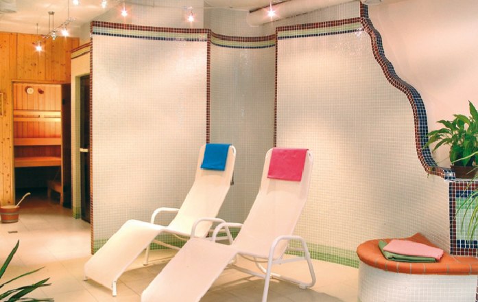 Wellness in the hotel, © Johannes Geier Wellness area with two sun loungers and sauna.