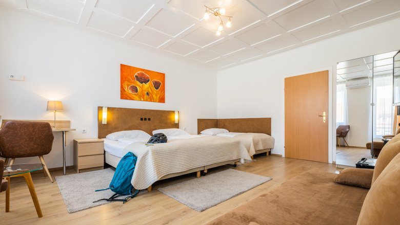 Moderne Doppelzimmer im traditionsreichen und zentralsten Hotel von Wiener Neustadt, © Wiener Alpen/Fülöp Hotelzimmer mit Doppelbett in modernem Ambiente mit Stuckdecke