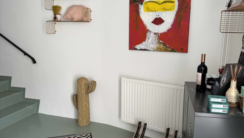 Dottore Casa Eingangsbereich, © Michael Liska Eingangsbereich mit Kunstwerk, Kaktus-Dekoration und gestreiftem Teppich.