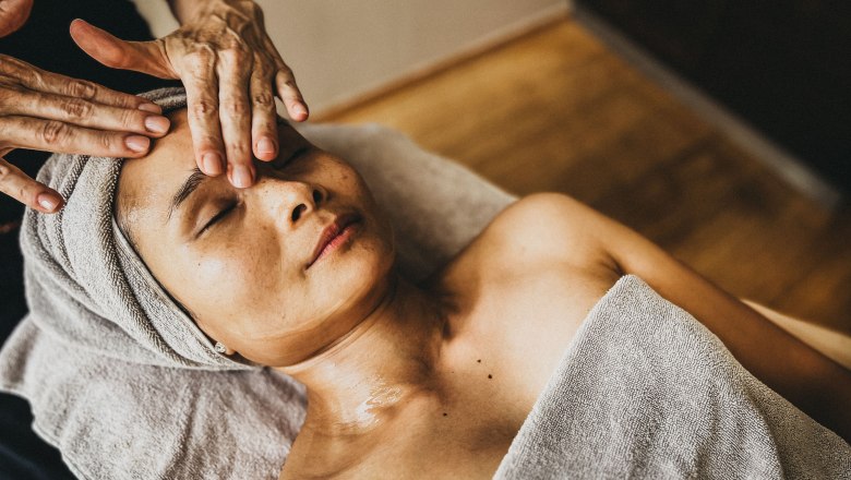 Therme Linsberg Asia Massage, © Linbsberg Asia Person erhält Gesichtsmassage in einem Spa.