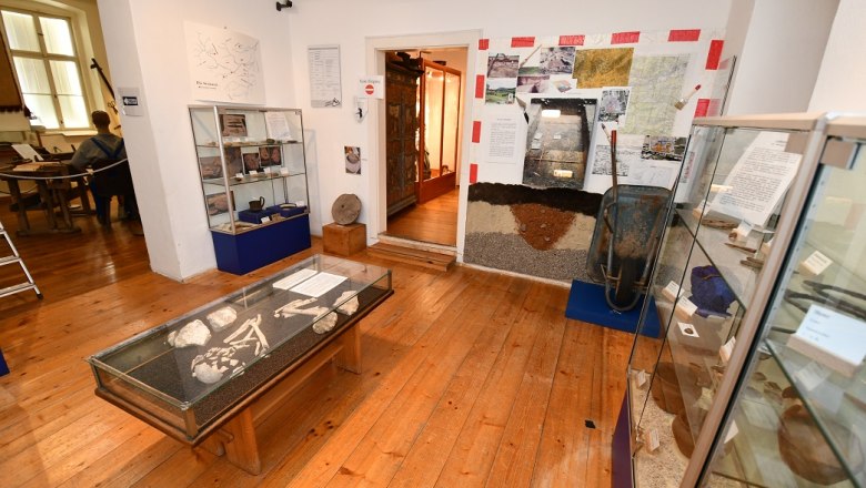 Städtisches Museum Neunkirchen, © Stadtgemeinde Neunkirchen Innenansicht eines Museums mit Vitrinen und Ausstellungsstücken