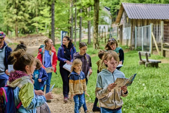 Unterwegs im Naturpark Hohe Wand, © Christopher Mavrič Ein Schülergruppe wandert durch den Naturpark Hohe Wand