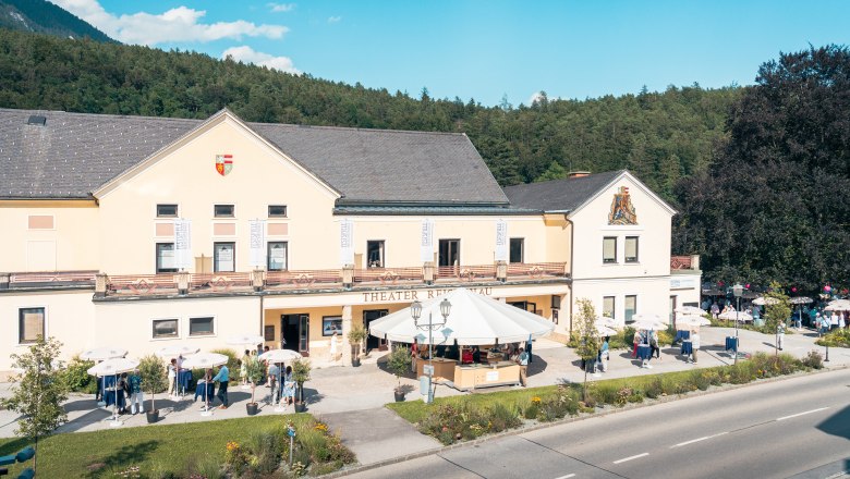 Festspiele Reichenau, © Österreich Werbung/Stefan Strasser Theater Reichenau mit Menschen und Sonnenschirmen davor.