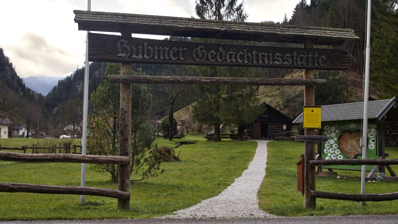 Hubmer Gedächtnisstätte, © Wiener Alpen, Foto: Bene Croy Eingang zur Hubmer Gedächtnisstätte mit Holztor und Weg.