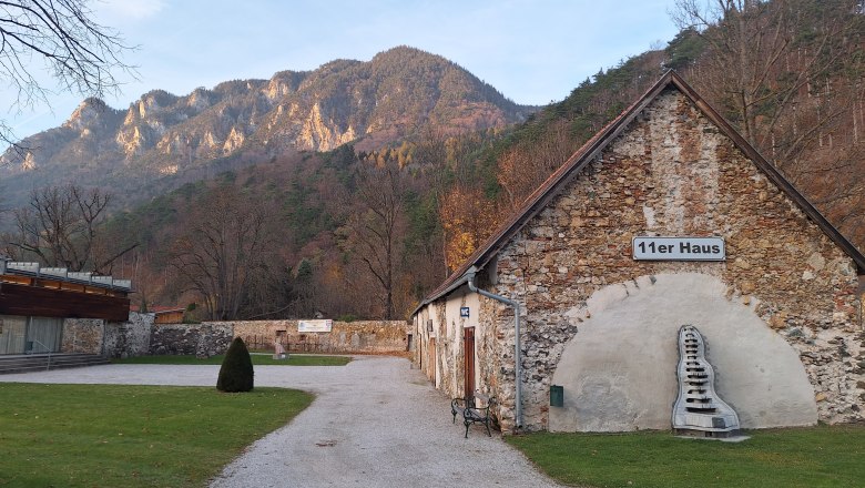 Galerie 11er Haus von außen, © TVB Semmering-Rax-Schneeberg/Stefanie Gaulhofer Außenansicht des 11er Hauses mit Bergkulisse im Hintergrund.