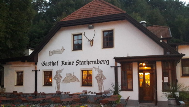 Gasthaus Zitherwirt, © Gasthaus Zitherwirt Ein traditionelles Gasthaus mit Außenbereich und Wandmalereien, umgeben von Bäumen.