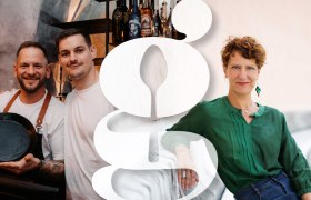 Mädchen & Wolf mit Künstlerischer Leiterin des Wortwiege Festivals Anna Luca Krassnigg, © Zoe Hackenberg, Andrea Klem Zwei Männer in einem Restaurant und eine Frau in grüner Bluse, getrennt durch ein großes, stilisiertes 'g'.