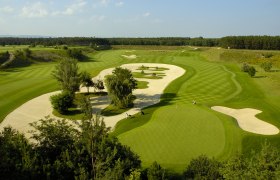 Golfclub Föhrenwald, © z.V.g. GCF Luftaufnahme eines Golfplatzes mit Sandbunkern und gepflegtem Rasen.