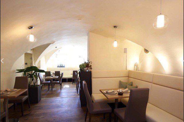 S Platzl dining room, © Schilowsky_NM_©redtenbacher Guest room embedded in an 800-year-old vault