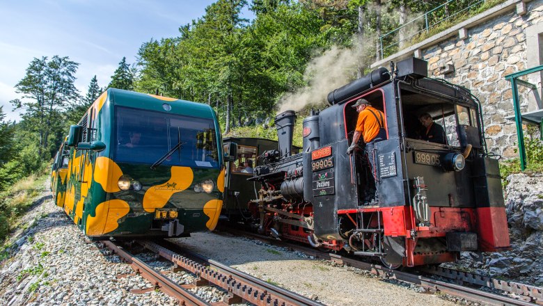 Der Dampfzug und die Salamander-Bahn am Weg zum Hochschneeberg, © NÖSBB, Franz Zwickl Der Dampfzug und die Salamander-Bahn am Weg zum Hochschneeberg, © NÖSBB, Franz Zwickl