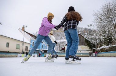 Eislaufen am Eislaufplatz in Kirchschlag , © Wiener Alpen / Fülöp