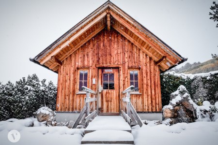 Klammsauna, © TheVerve-Agentur (theverve.at) Eine kleine Holzhütte im Schnee mit einem steilen Dach und zwei Fenstern.