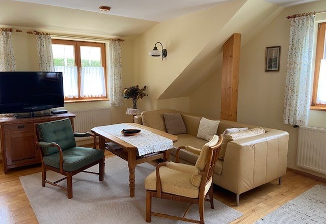 One double room with seating area, © Wiener Alpen Cozy living room with sofa, armchairs and TV.