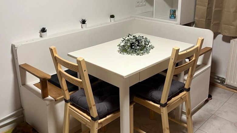 Essbereich, © Anita Gallei Essbereich mit Tisch, Stühlen, Eckbank und Dekoration. Hund liegt auf Decke am Boden.