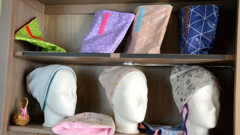 Handmade, © Gemeinde Schwarzenbach Shelf with handmade hats and bags.