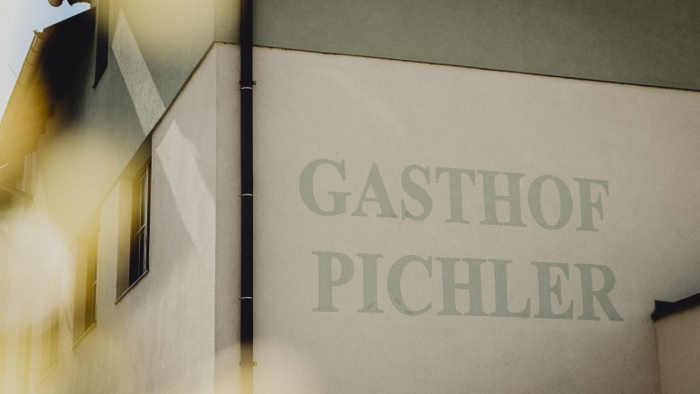 Multigenerational family business, © Niederösterreich Werbung/Sophie Menegaldo Facade of a building with the inscription 'Gasthof Pichler'.