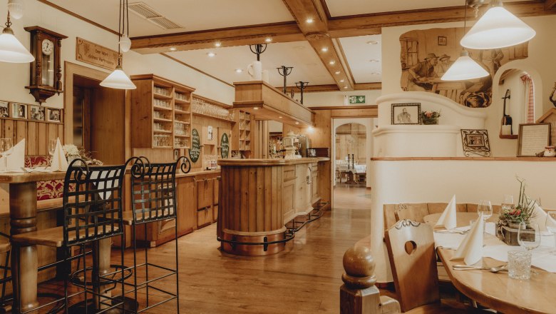 Unterm Lindenbaum oder in der Stube nimmt man gern Platz, © Niederösterreich Werbung/Rita Newman Gemütliches Restaurant mit Holzmöbeln, Bar und gedeckten Tischen.