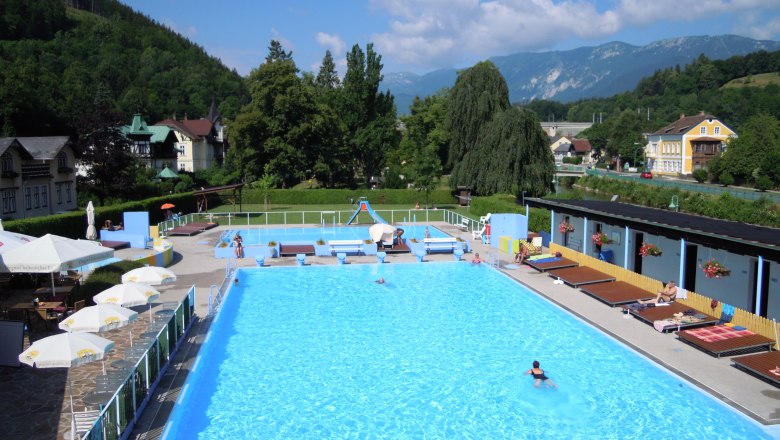 Freibad Payerbach, © Marktgemeinde Payerbach Freibad Payerbach mit Schwimmern und umliegender Landschaft.