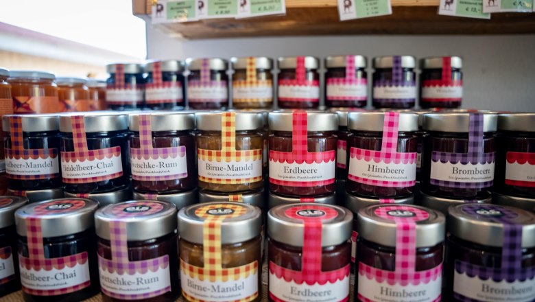 Hofladen, © Niederösterreich Werbung / Daniel Groller Regal mit verschiedenen Marmeladengläsern in einem Hofladen.