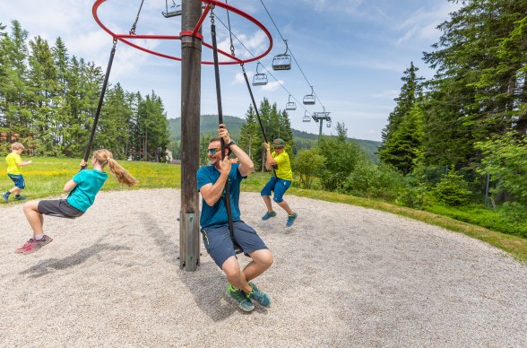 Na turistickom chodníku s hojdačkami, © Wiener Alpen/Christian Kremsl Na turistickom chodníku s hojdačkami, © Wiener Alpen/Christian Kremsl