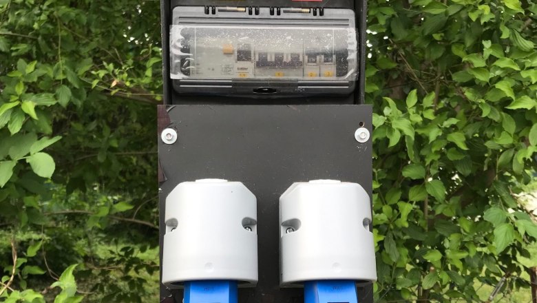 2 power connections, © Birgit Rada-Tomasin Two blue power connections on an outdoor distribution box, surrounded by green leaves.