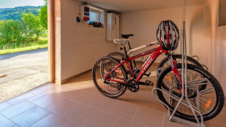 Abstellraum und Ladestation im Gasthof Pichler , © Wiener Alpen/Kremsl Abstellraum mit E-Bike Ladestationen und zwei abgestellten Fahrädern