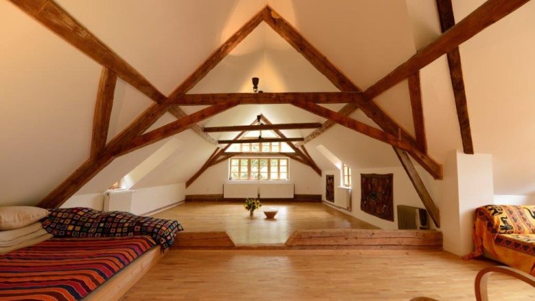 Seminarraum - Mariahaus, © Martina Heilingsetzer Ein heller Seminarraum mit Holzbalken, Holzboden und gemütlichen Sitzgelegenheiten.