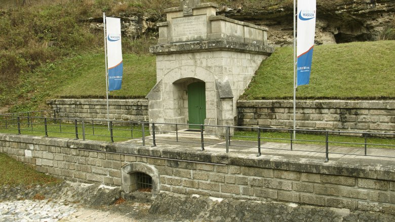 Wasserleitungsmuseum Kaiserbrunn, © Wiener Alpen, Foto: Bene Croy Eingang des Wasserleitungsmuseums Kaiserbrunn mit zwei Fahnen.
