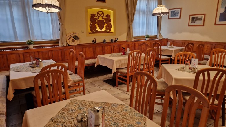 Bäckerstüberl, © Karin Stranz Gemütliches Café mit Holzmöbeln und dekorierten Tischen.