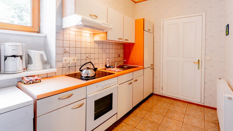 Kitchen, © Wiener Alpen / Christian Kremsl Bright kitchen with stove, sink and coffee machine.