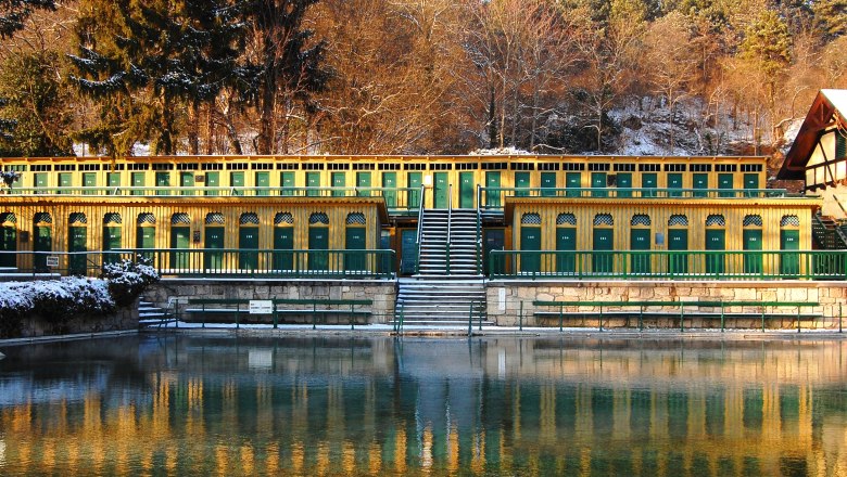 Fischauer Thermalbad - nach der Sauna in das erfrischende Thermalwasser, © Marktgemeinde Bad Fischau-Brunn Fischauer Thermalbad - nach der Sauna in das erfrischende Thermalwasser, © Marktgemeinde Bad Fischau-Brunn