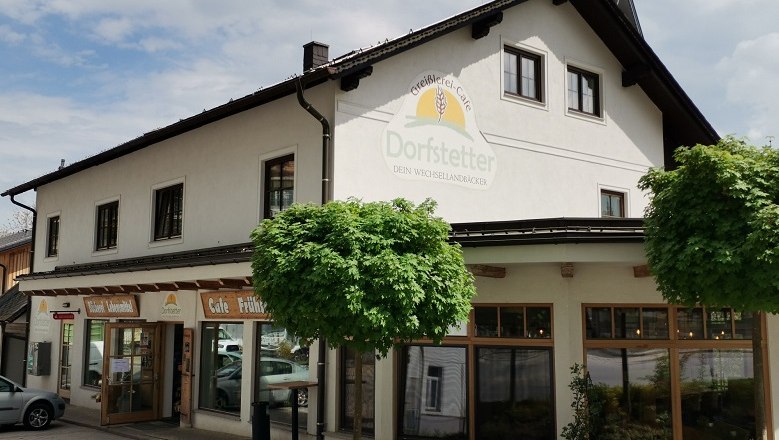 Dorfstetter bakery, © Wiener Alpen Exterior view of the Dorfstetter bakery with trees in front.