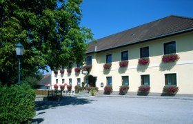 Gasthof Koder, © Gasthof Koder, Foto Berthold Koder Ein traditionelles Gasthaus mit gelber Fassade und Blumenkästen an den Fenstern.