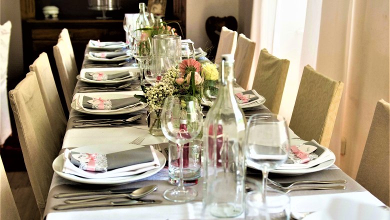 Celebrations at the Höblinghof, © Gluschitz-Goebel Festively laid table with flowers and crockery at the Höblinghof.