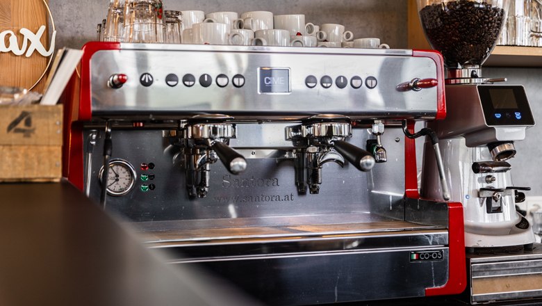 Kulinaria, © MAXSAM GmbH_perfect print Professionelle Espressomaschine mit Tassen und Kaffeemühle.