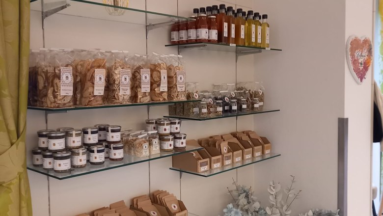 regionale Produkte, © Kaffeeliebe Regal mit regionalen Produkten in einem Geschäft.