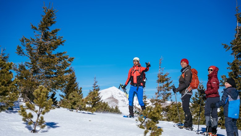 Schneeschuhwandern, © Wolfgang Menzel Gruppe von Menschen beim Schneeschuhwandern in verschneiter Berglandschaft.