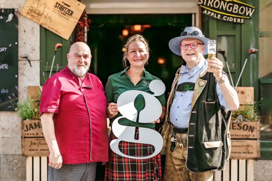 Gastgeber Mary und Andy Lechner mit Österreichs Bierpapst Conrad Seidl, © Wiener Alpen/Kremsl Gastgeber Mary und Andy Lechner mit Österreichs Bierpapst Conrad Seidl, © Wiener Alpen/Kremsl