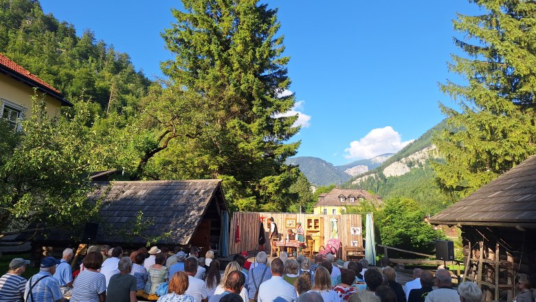 Theater in Nasswald, © TVB Semmering-Rax-Schneeberg Freilufttheater in Nasswald mit Zuschauern und Bergkulisse.