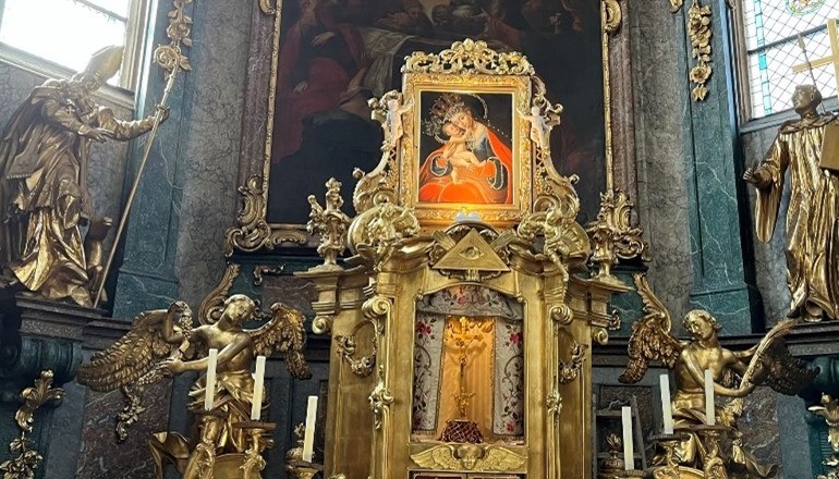 Neunkirchen parish church, © Stadtpfarrkirche Neunkirchen Golden altar in the Neunkirchen parish church with religious figures and paintings.