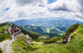 Wandererlebnis auf der Rax Wiener Alpen in Niederösterreich, Region: Semmering und Rax, © Martin Matula Die majestätischen Berge der Rax laden zu unvergesslichen Wanderabenteuern ein. Über grüne Wiesen und schroffe Felsen erstreckt sich ein atemberaubender Blick auf die umliegende Landschaft, die in sanften Hügeln und tiefen Tälern schimmert. Hier, wo die Natur in voller Pracht erblüht, spürt man die Freiheit und die Ruhe der Berge.