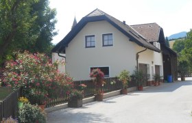 Ferienwohnung am Bauernhof Stoier, © Elke Stoier Ferienwohnung am Bauernhof mit Blumen und Bäumen.