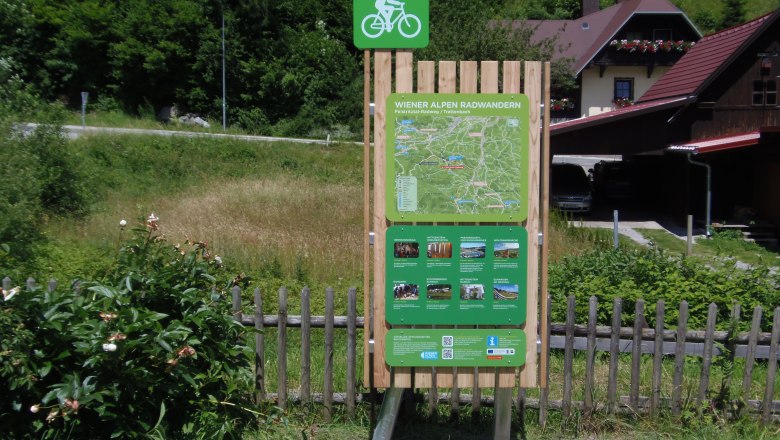 Radstartplatz-Tafel Trattenbach, © ©Wiener Alpen Informationstafel für Radfahrer in Trattenbach mit Karte und Infos zu Radwanderwegen.