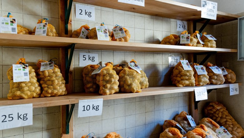 Salesroom, © Martina Siebenhandl Sales room with shelves of potato sacks in various weight units.
