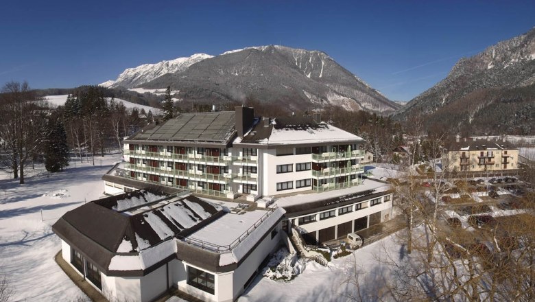 Parkhotel Hirschwang, © Parkhotel Hirschwang Parkhotel Hirschwang in winter with snow-covered mountains in the background.