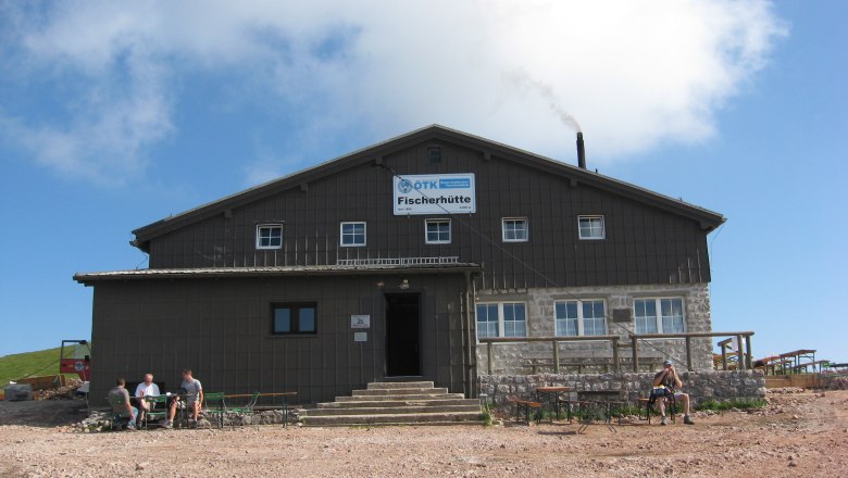 Fischerhütte, © ÖTK, Foto Roland Ladik Ein großes Gebäude mit der Aufschrift 'Fischerhütte' vor blauem Himmel.