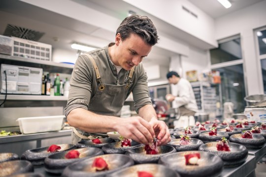Blick in die mit Guide MICHELIN ausgezeichnete Küche, © Wiener Alpen/Martin Fülöp Blick in die mit Guide MICHELIN ausgezeichnete Küche, © Wiener Alpen/Martin Fülöp