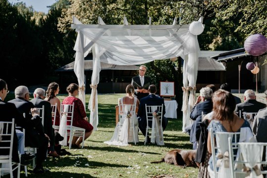 Trauung im Grünen in Gloggnitz, © www.foto‐schneider.com Die Gäste und das Brautpaar im Grünen bei der Trauung