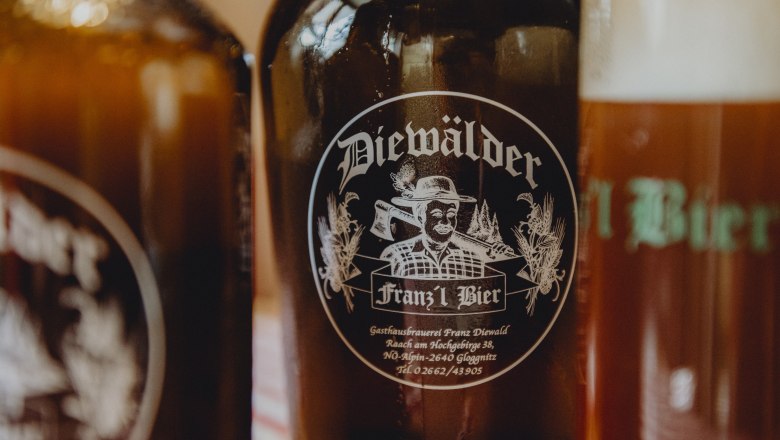 Wirtshaus + Brauerei, © Niederösterreich Werbung/Rita Newman Nahaufnahme einer Bierflasche mit dem Etikett 'Diewälder Franz'l Bier'.